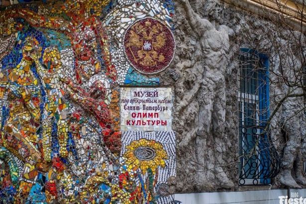 Многие петербуржцы и гости города уже успели насладиться невероятной красотой двора в центре города, где на домах, на земле и даже на поребриках разместились удивительной красоты экспозиции из мозаики. Однако не все знают, что в этом дворике работает Музей-галерея создателя мозаичного дворика Владимира Лубенко.