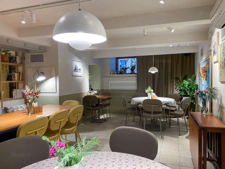 Уютный интерьер ресторана-гостиной Teplo с книжными полками, мягкими диванами и домашней атмосферой