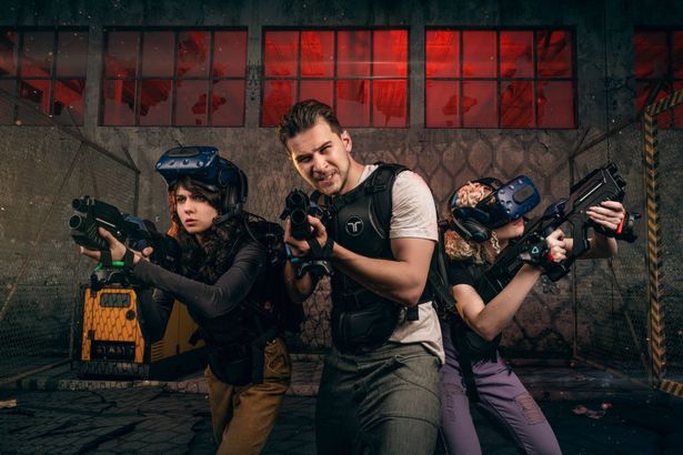 Собрали 10 VR-клубов Петербурга — от арен со свободным перемещением на 350 м² до гоночных симуляторов с подвижными платформами. Цены, адреса и контакты проверены в феврале 2026.