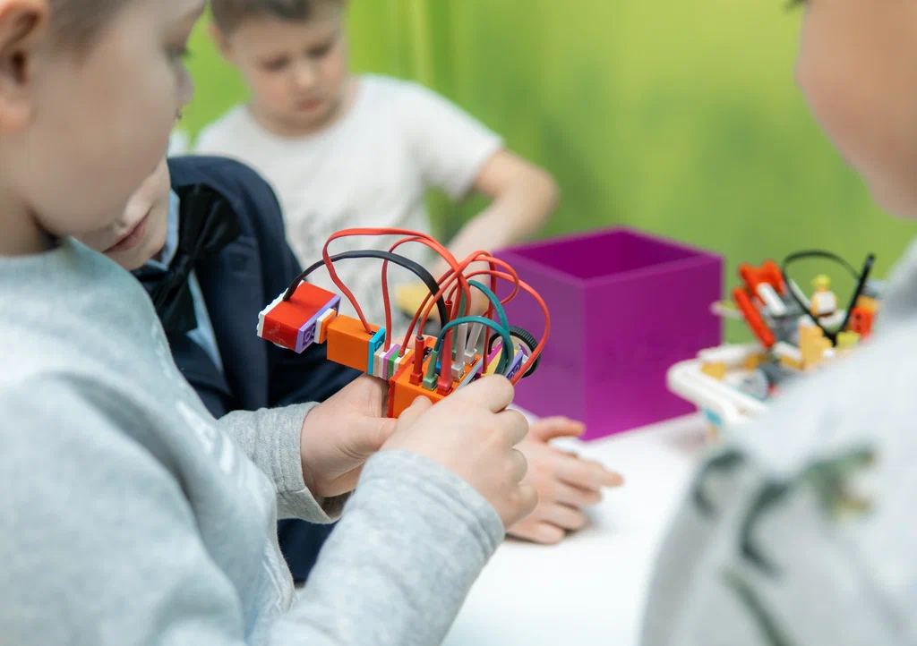 Дети на курсе 3D-моделирования в школе робототехники GoRobo в Санкт-Петербурге