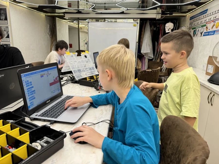 Например, в школе Priviata внимание уделяется игровым подходам и развитию критического мышления и креативности. Лицей «Паскаль» и школа «Аксон» подчеркивают важность индивидуального подхода и всестороннего развития учеников. В школе «Деловая волна» сочетаются российские и британские образовательные стандарты, а «Тет-А-Тет» привлекает сильным акцентом на творчество и искусства, в то время как «Артхелло Атлас» привлекает полным учебным днем до 19:00 и собственным бассейном. Эти и другие частные школы Петербурга обеспечивают высокий уровень обучения и подготовку к современной жизни.