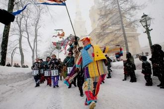 Снежный лабиринт и самая высокая в городе ледяная горка, катания на оленях и зимние народные забавы, блины по рецептам 14 национальностей и горячий чай из русского самовара, циркачи и скоморохи, огненное шоу и сожжение чучела Масленицы — Питер Online рассказывает, где в Петербурге в 2019 году весело встретить Весну и отведать блинчиков.