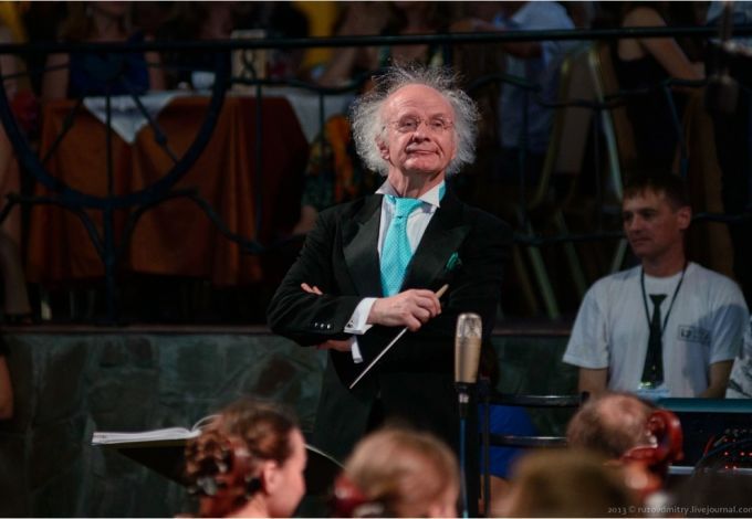 u041bu0435u043e u041au0440u0435u043cu0435u0440 u0441u044bu0433u0440u0430u0435u0442 u00abu0420u0435u043au0432u0438u0435u043cu00bb u041cu043eu0446u0430u0440u0442u0430