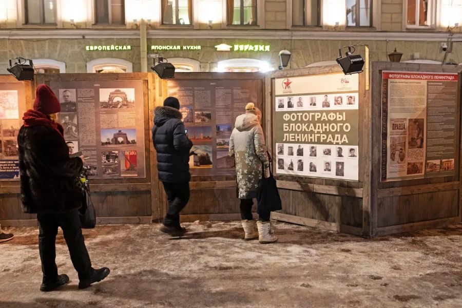 Интерактивная выставка, воссоздающая атмосферу Ленинграда победной весны 1945 года на Манежной площади