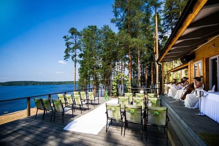 Элитный загородный клуб Лесная Рапсодия с роскошными виллами, панорамными окнами и изысканным ландшафтным дизайном на берегу Гладышевского озера в окружении соснового леса