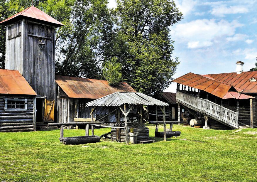 Историческое здание почтовой станции с белыми колоннами, где расположен музей