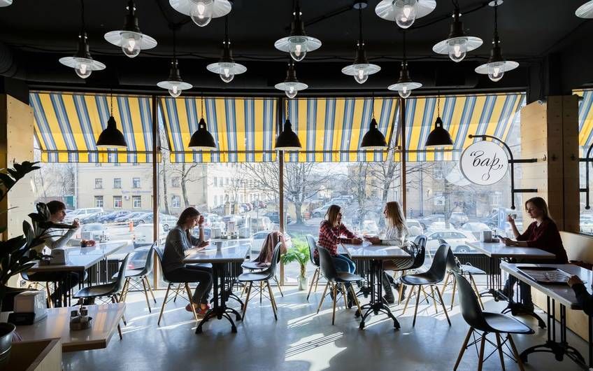 Современный интерьер столовой Тарелка с разнообразными комплексными обедами