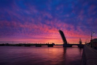 «Мостотрест» начинает проводить плановые разводы мостов Петербурга. Переправы проверят на готовность к периоду навигации 2016 года. Как сообщает комитет по развитию транспортной инфраструктуры города, на этой неделе будут разведены следующие мосты: