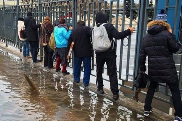 Уже в середине этой недели ожидается потепление до нуля градусов и выше, что приведёт к таянию снега. Вместе с потеплением в Петербург придут мокрый снег и кратковременные дожди.