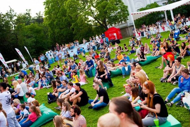 29–30 июля в Петербурге в Приморском парке Победы (метро «Крестовский остров») пройдет пятый юбилейный фестиваль «О, да! Еда!». Главный городской пикник, как о нем говорят организаторы, в честь юбилея удивит новыми форматами и, конечно, блюдами. Напомним, что по коду «PITERONLINE» скидка 20% на сайте&nbsp;http://odaeda.me