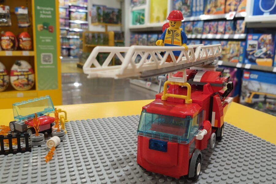 Мир кубиков (ранее LEGO)