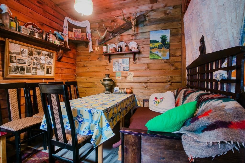 Собрали проверенные места, где можно не просто утолить голод, а получить удовольствие от еды и атмосферы. От легендарной Пышечной до кафе в старинном гроте — каждое заведение со своей историей и характером.