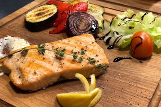 В укромном уголке Охты в мае 2018 года открылось уютное заведение Grill Bar "Beer Brothers". И так как Питер Online не пишет об алкоголе, мы расскажем вам о позициях в меню, не уступающих различным напиткам по популярности – блюда на гриле. На данный момент здесь, пожалуй, лучшие колбаски и рыба на гриле в своем ценовом сегменте в Красногвардейском районе Петербурга.