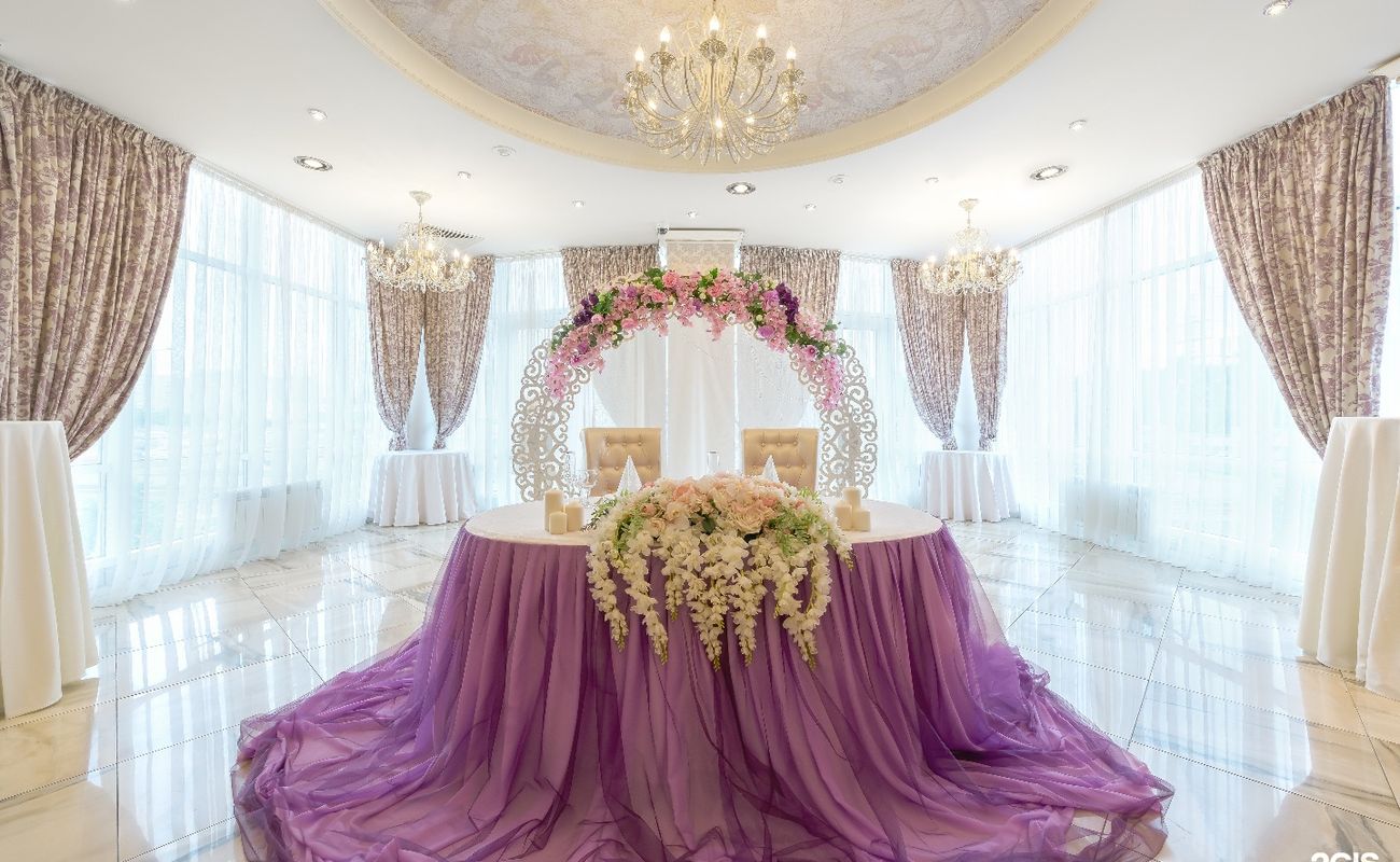 Ресторан, где можно сразиться с барменом в шахматы, за оставленный отзыв выпить чашечку кофе, а за каждый гол Зенита или сборной России — получить шот в подарок. А еще здесь относятся ко всем душевно и по дружески.