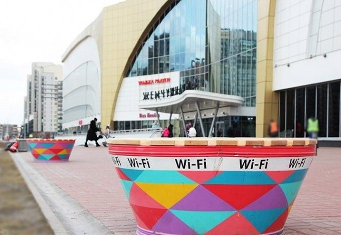 Яркие деревянные скамейки с бесплатным интернетом установили у развлекательгого комплекса «Жемчужная плаза». Скамейки расположены со стороны Матисова канала и раздают Wi-Fi.&nbsp;