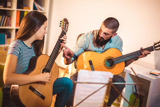 Мечтаете сыграть любимую песню у костра или покорить сцену петербургского клуба? В городе работают десятки частных школ, где взрослых учат гитаре с нуля — мы выбрали 15 лучших с прозрачными ценами и проверенной репутацией.