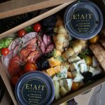Eat Catering берёт на себя не только еду, но и всю логику мероприятия — меню, подачу и обслуживание на праздниках и деловых событиях в Петербурге.