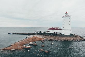 Одиннадцать маяков Петербурга и Ленобласти с уникальной архитектурой и морскими легендами — панорамные виды Северо-Запада.
