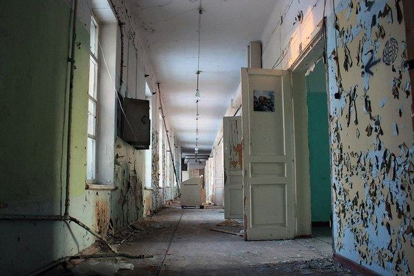 Пройтись по заброшенным усадьбам Петербурга и проникнуться их былым великолепием, побывать в мистических парадных, спуститься в «Тоннель» и почувствовать на себе атмосферу заброшенной больницы в лучших традициях Silent Hill — Питер Online подсказывает экскурсии, где концентрация мистики зашкаливает.