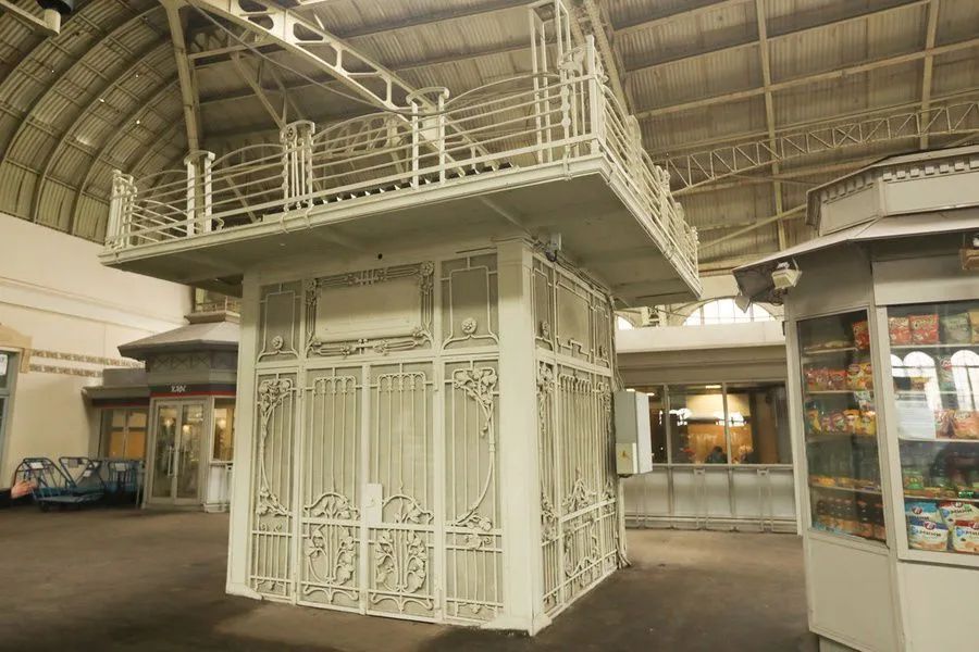 Старинный кованый лифт в торговом доме Пассаж на Невском проспекте в Петербурге
