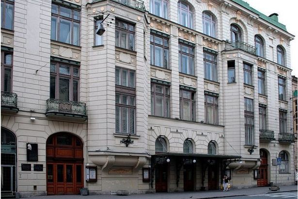 u0422u0435u0430u0442u0440 u00abu0417u0430u0437u0435u0440u043au0430u043bu044cu0435u00bb u043eu0442u043au0440u044bu0432u0430u0435u0442 u043cu0443u0437u044bu043au0430u043bu044cu043du044bu0439 u0440u0435u0442u0440u043e - u0434u0432u043eu0440u0438u043a