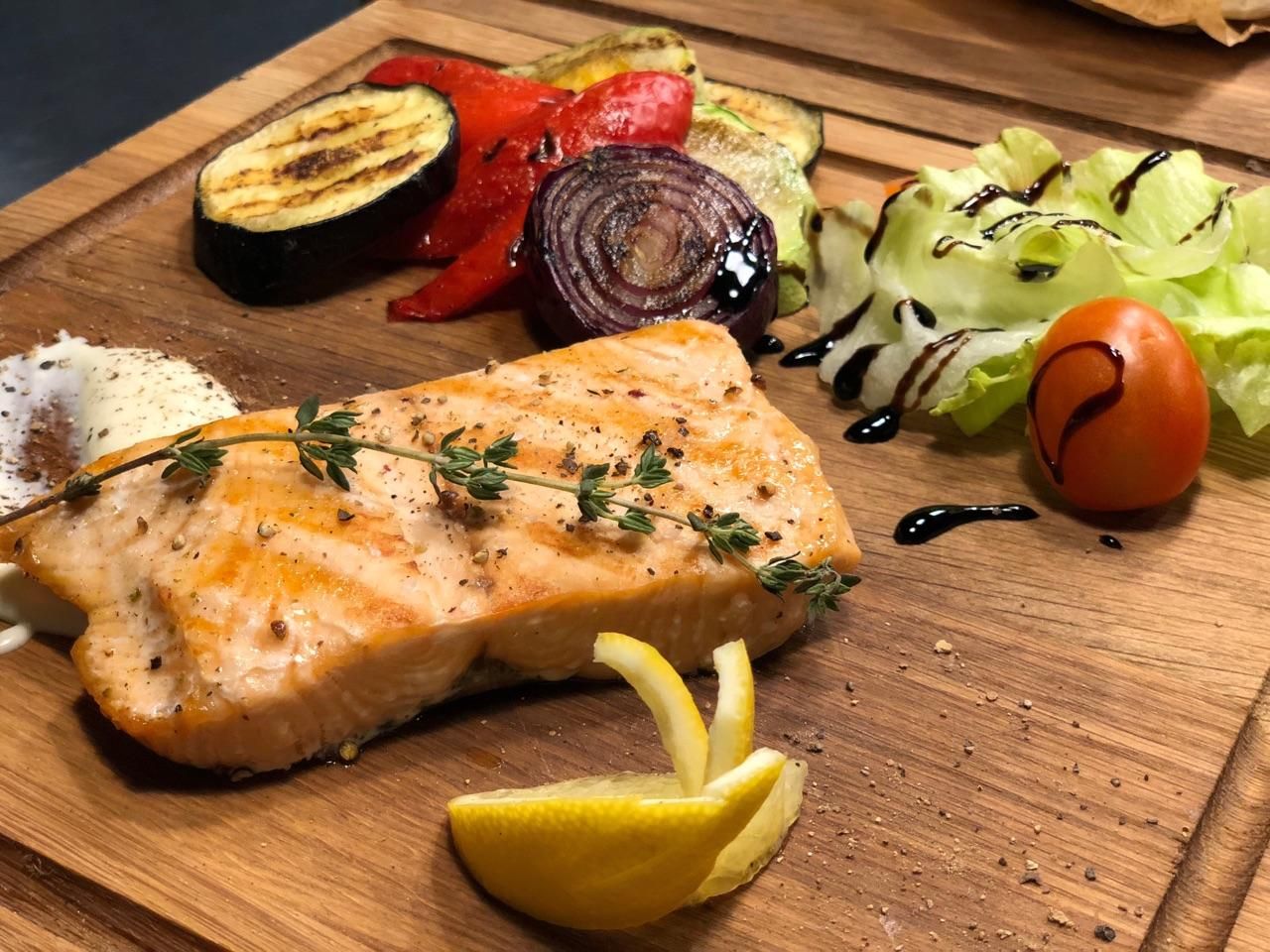 В укромном уголке Охты в мае 2018 года открылось уютное заведение&nbsp;Grill Bar "Beer Brothers". И так как Питер Online не пишет об алкоголе, мы расскажем вам о позициях в меню, не уступающих различным напиткам по популярности – блюда на гриле. На данный момент здесь, пожалуй, лучшие колбаски и рыба на гриле в своем ценовом сегменте в Красногвардейском районе Петербурга.