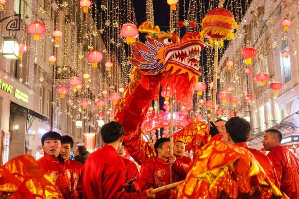 Яркие драконы, встречи с мастерами восточных единоборств, китайская кухня - от сочной утки по-пекински до модных гонконгских вафель, и, конечно же, музыка и танцы ждут посетителей масштабного фестиваля культуры Поднебесной в «ЛенЭкспо».