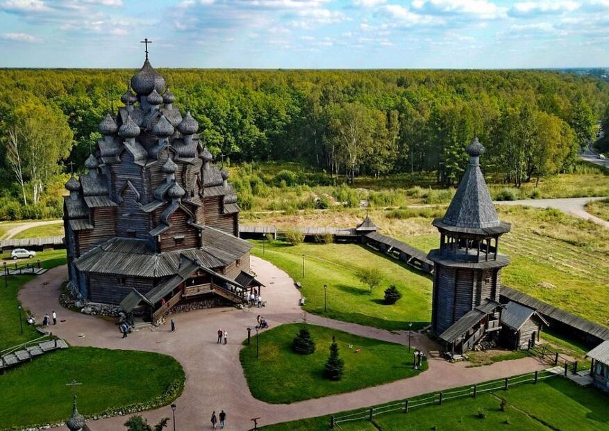 Петербуржцы смогут&nbsp;выбраться&nbsp;из города в атмосферу настоящей русской деревни и старого праздника с веселыми святками, песнями и колядками. Нарядиться и принять участие в святочных играх и шуточных состязаниях, петь песни и водить хороводы по деревенским улочкам и многое другое.