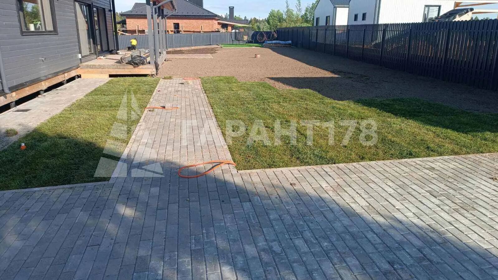 Укладка тротуарной плитки и рулонного газона на объекте компании Гарант178