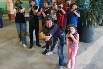 На юге Петербурга работает большая и комфортная площадка для лазертага, стилизованная под военную базу. «По легенде некогда действующая военная база «Сосновка» была заброшена в результате некого ядерного инцидента. На данный момент источников заражения не наблюдается, однако база стала прибежищем для военных преступников, которых надо обезвредить...»