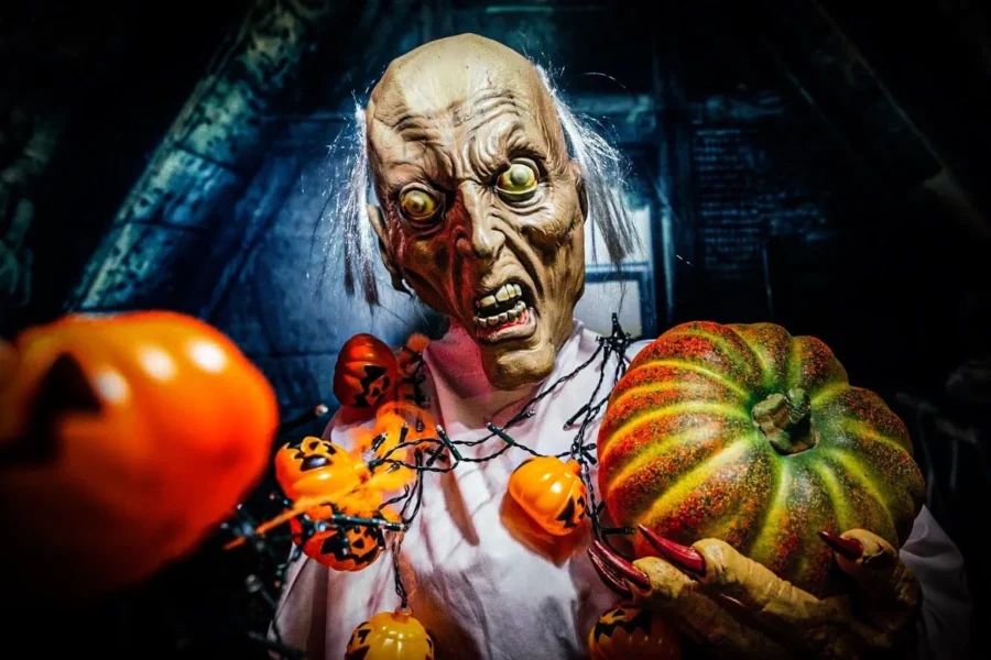 Атмосферное пространство с жуткими декорациями для хоррор-шоу Территория мистики