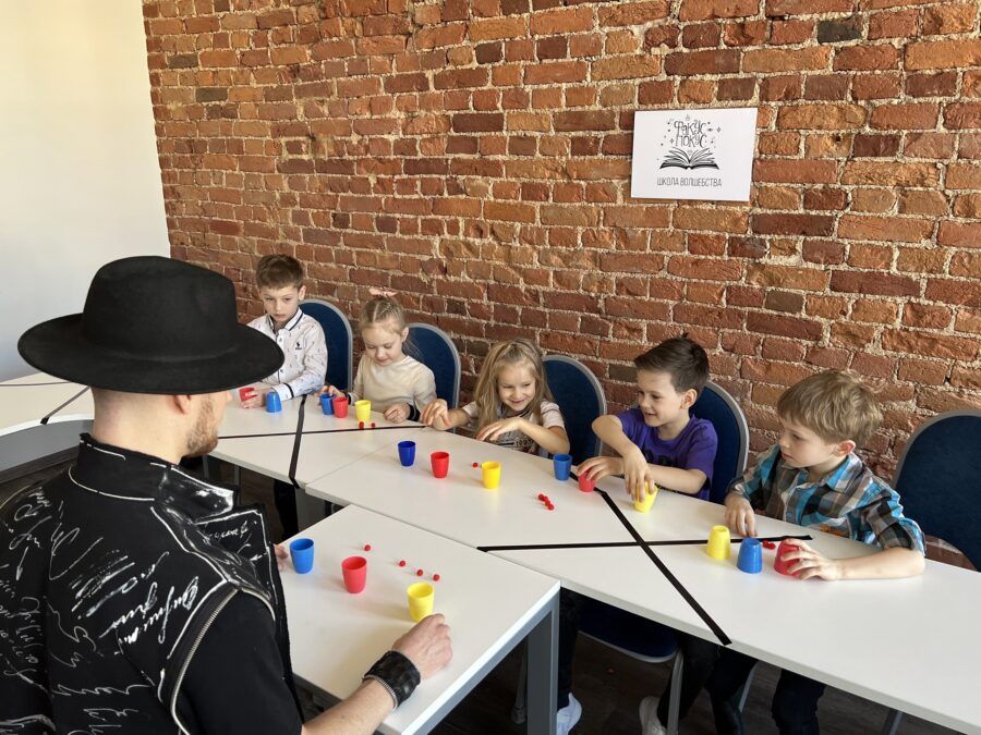 От создания фигурок из глины до изучения робототехники, от мастерства в живописи до секретов кулинарии – в городе на Неве дети могут погрузиться в увлекательный мир мастер-классов по самым разным направлениям, интересам и возрастам. Питер Online собрал 30 мастер-классов для детей в Санкт-Петербурге, которые не только помогут развить и раскрыть творческие способности, но и приобрести новые навыки, а главное – весело провести время и получить массу положительных эмоций.