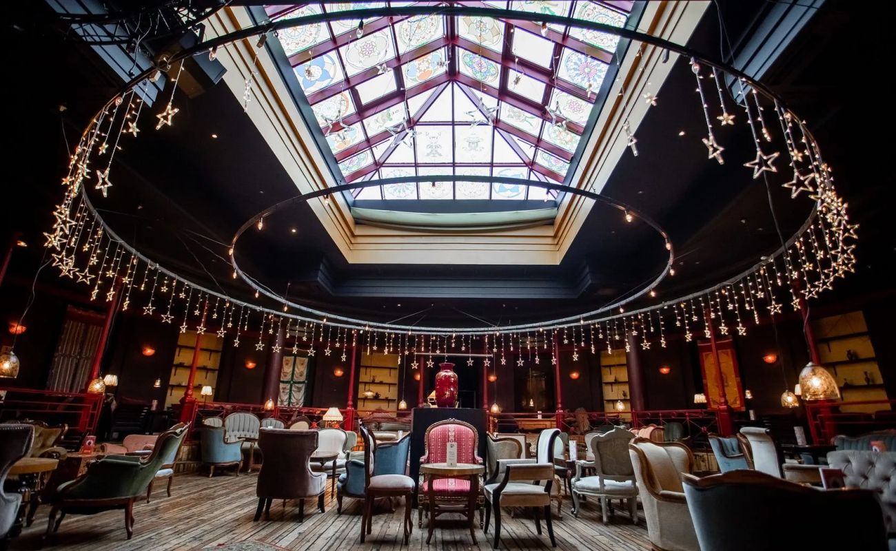 Рестораны в темноте, котокафе и шпионские бары. Самые необычные и интересные заведения Санкт-Петербурга. Атмосферные кафе, тематические рестораны. Где найти уютные места с характером.