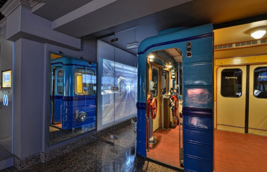 Познакомиться с легендами петербургской подземки, увидеть кирпич с развалин храма Аполлона Дельфийского, приобщиться к современным технологиям, посмотреть на зубров и покормить страусов, а также много другое. Питер Online собрал всю информацию, когда в музеи Петербурга можно ходить бесплатно: