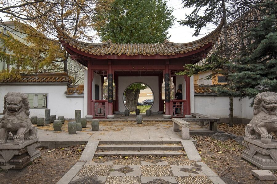 Китайский сад Дружбы с традиционными пагодами и мостиками