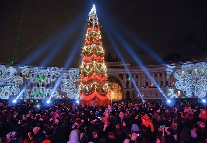 u0414u0435u0434 u041cu043eu0440u043eu0437 u0438u0437 u0412u0435u043bu0438u043au043eu0433u043e u0423u0441u0442u044eu0433u0430 u0437u0430u0436u0436u0435u0442 u043eu0433u043du0438 u043du0430 u0433u043bu0430u0432u043du043eu0439 u0435u043bu043au0435 u0433u043eu0440u043eu0434u0430