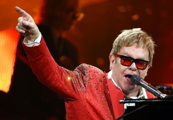 u042du043bu0442u043eu043d u0414u0436u043eu043d u0432u043eu0437u0432u0440u0430u0449u0430u0435u0442u0441u044f u0432 u041fu0435u0442u0435u0440u0431u0443u0440u0433 u0441 u044fu0440u043au0438u043c u043au043eu043du0446u0435u0440u0442u043eu043c