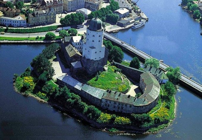 Средневековый уголок недалеко от Петербурга признали лучшим местом для проведения различных туристических событий и удостоили его удостоили национальной премии «Russian Event Awards» в области событийного туризма.