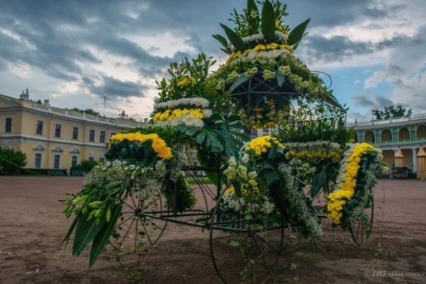 На площади у Гатчинского дворца развернулось большое новогоднее мероприятие. Насладиться замечательной природой, поводить хороводы вокруг у живой елки, покататься на венецианской карусели, на трех горках и развлечься различными подвижными, веселыми мероприятиями горожане смогут вплоть до 8 января.