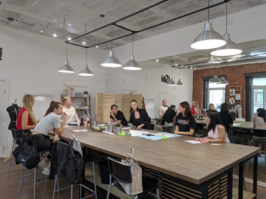 Питер Online нашел студии для тех, кто давно хочет поработать с деревом, металлом, глиной, тканью и стеклом. Совсем не обязательно иметь многолетний опыт и знания. Мастера с нуля обучат вас писать картины маслом, выдувать вазу, шить трендовую одежду, ковать из железа ножи, изготовлять ювелирные украшения и делать мебель из дерева.