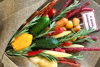 Огромный мясной букет с колбасами, сырами и овощами теперь можно подарить близким с доставкой по Санкт-Петербургу. Необычный подарок станет не только приятным сюрпризом, но и хорошим дополнением праздничного стола. Так что если вы не знаете, что подарить близким или коллегам – рекомендуем рассмотреть этот аппетитный вариант.