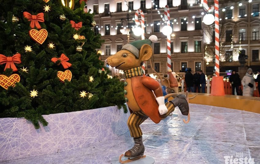 Масштабные народные гулянья с хороводами, с катаниями на большой горке, фестивалем пельменей, с катанием на собачьих упряжках и встречами с милыми хаски, выступлениями артистов, наличием огромного количества памятных сувениров и катком на берегу Финского залива развернется с 2 по 7 января.