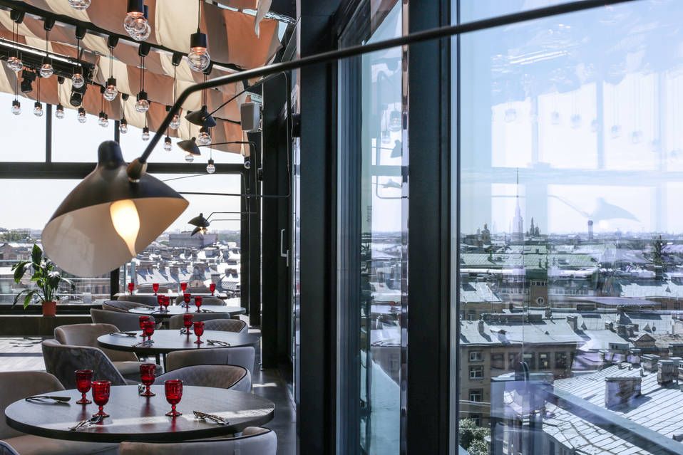 "Уютный ужин в ресторане 'Невесомость'"
