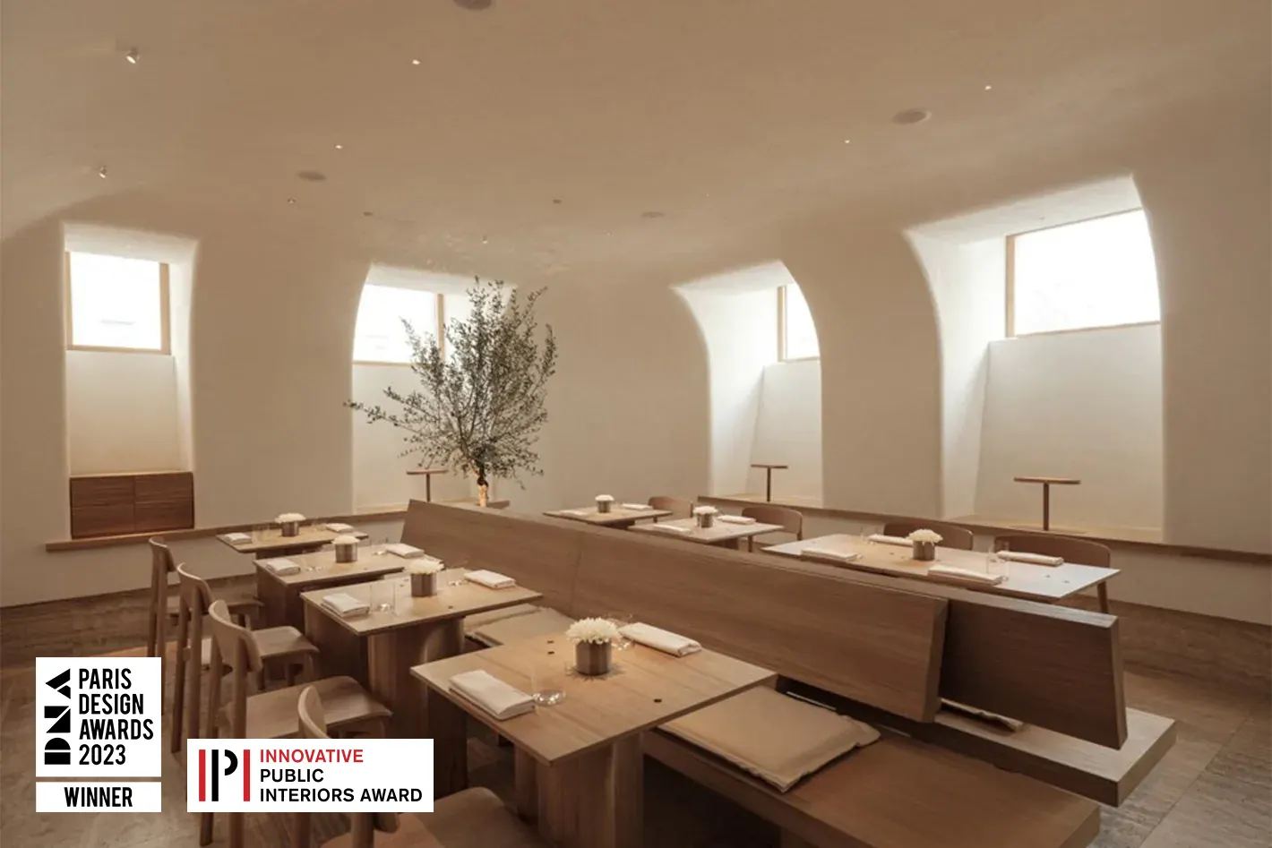 Osteria Betulla на 9-й Советской в Санкт-Петербурге — минималистичный зал со сводчатым потолком