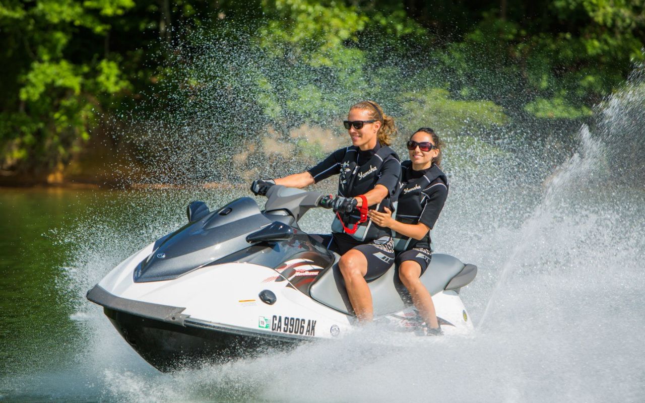 Пронестись по Неве на мощном аквабайке, ловя брызги освежающей воды и море адреналина, можно уже сейчас — погода в Петербурге установилась по-летнему жаркая. Питер Online рассказывает, где можно взять в прокат гидроцикл и полюбоваться красотами Петербурга с воды на скорости 100 километров в час: