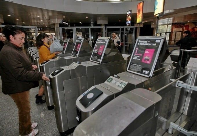 На заседании ЗакСа губернатор города Георгий Полтавченко заявил о том, что в Петербурге ожидается повышение цен на проезд в метро и на наземном транспорте. Таким образом, стоимость проезда составит 45 и 40 рублей соответственно.