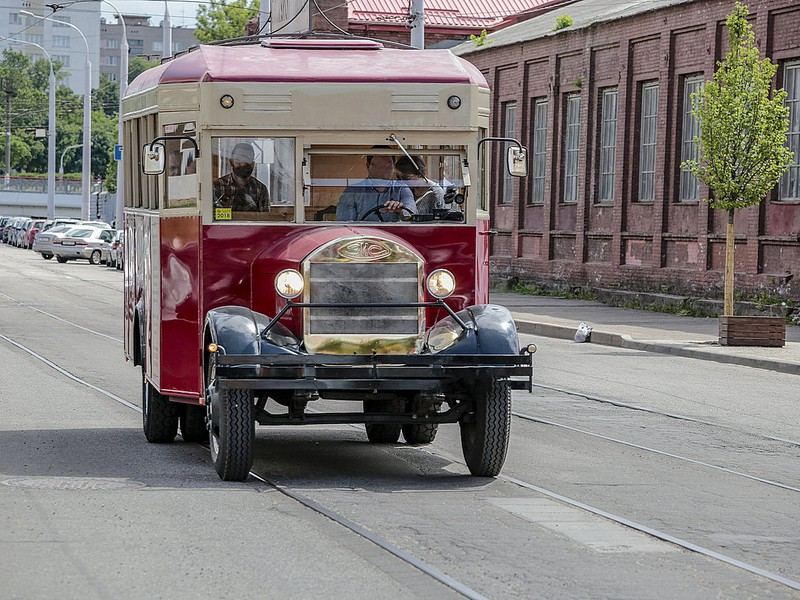 В нынешнем году Петербург отметит своё 315-летие парадом раритетных автобусов, троллейбусов, грузовиков и легковых автомобилей. Мероприятие пройдёт 26 мая. Старт парада намечен на полдень. Колонна машин начнёт движение от гостиницы «Прибалтийская» на Васильевском острове, трамваи отправятся из Музея городского электрического транспорта.