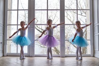 Освоить уличный хип-хоп, избавиться от скованности и стеснения, научиться чувствовать музыку, развить гибкость и стать настоящей звездой танцпола — 15 танцевальных студий для детей в Петербурге, где есть опытные и талантливые хореографы, уютная атмосфера и индивидуальный подход. От современного и энергичного брейк-данса до изящного и грациозного классического балета.