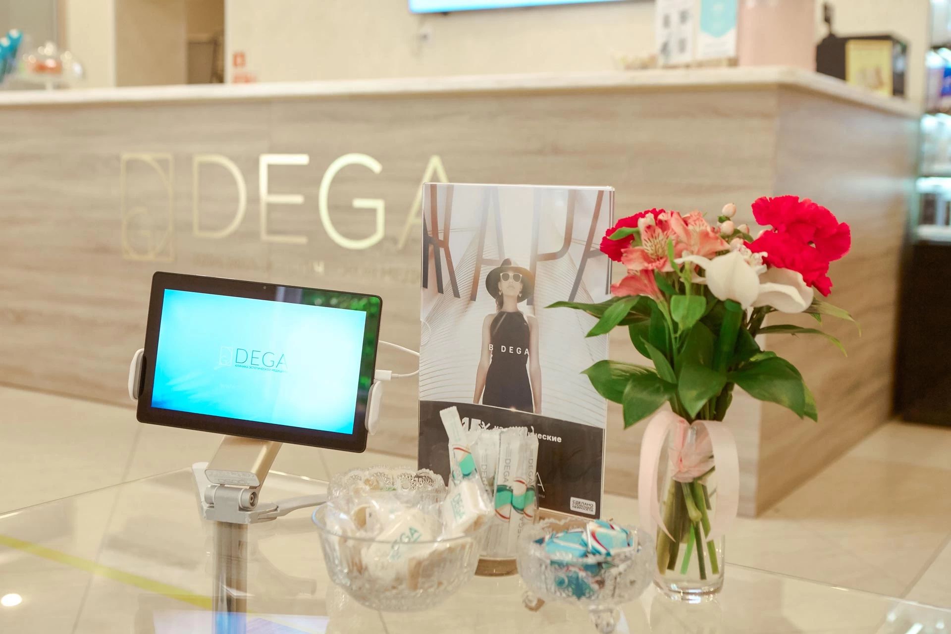 Ресепшен клиники эстетической медицины Dega с фирменной стойкой в Петербурге