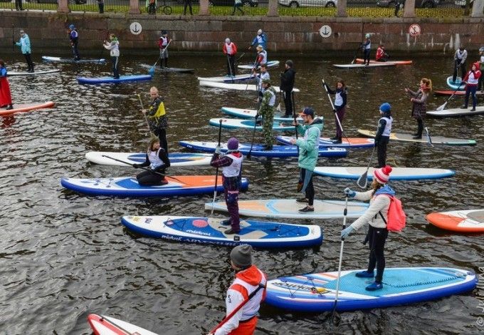 Такое мероприятие приурочено к закрытию к официальному закрытию sup-серфинга в Санкт-Петербурга, которое состоится 15 октября. Петербуржцы и гости города смогут увидеть спортсменов в самой разной одежде: костюмах для косплея, карнавальных костюмах и в одежде различных цветов. Спортсмены встанут на свои разноцветные доски, создадут огромную колонну и устроят настоящий парад для петербуржцев.